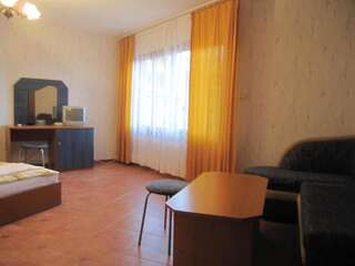 Гостевой дом Vila Krista Солнечный Берег Полулюкс с балконом (3 взрослых)-2