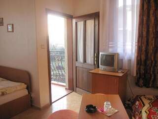 Гостевой дом Vila Krista Солнечный Берег Трехместный номер с балконом-2