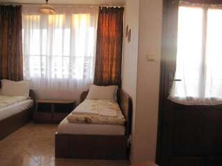 Гостевой дом Vila Krista Солнечный Берег Трехместный номер с балконом-4