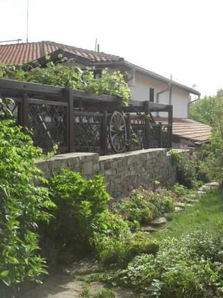 Гостевой дом Vila Krista Солнечный Берег Трехместный номер с балконом-8