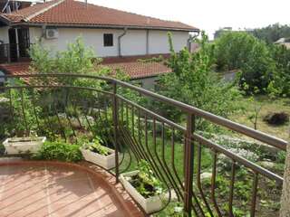 Гостевой дом Vila Krista Солнечный Берег Трехместный номер с балконом-9