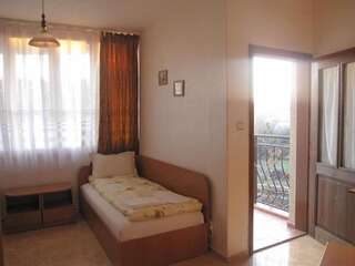 Гостевой дом Vila Krista Солнечный Берег Трехместный номер с балконом-10